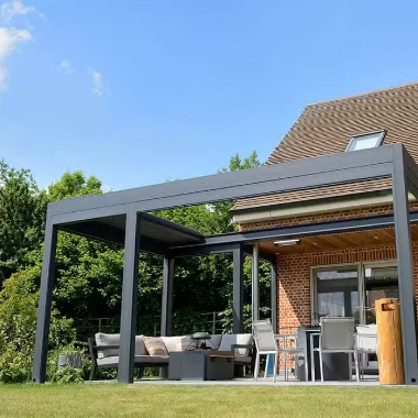 Pergola Linconyl dans un jardin