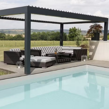 Pergola bioclimatique à lames en bord de piscine