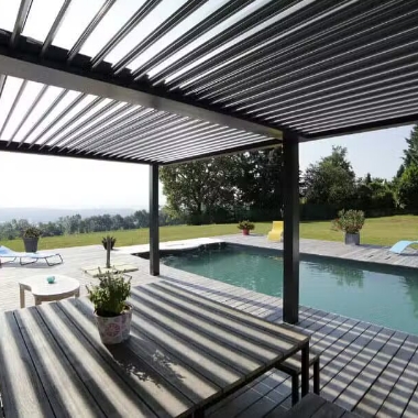 Pergola à lames orientables en bord de piscine