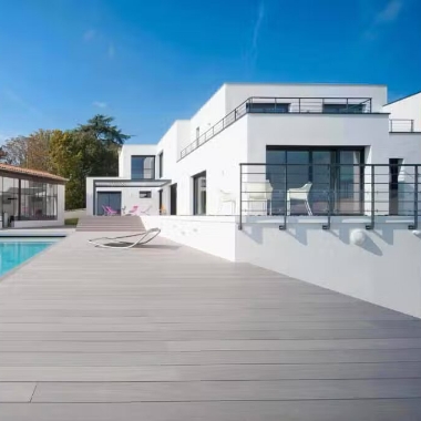 Terrasse de maison avec piscine