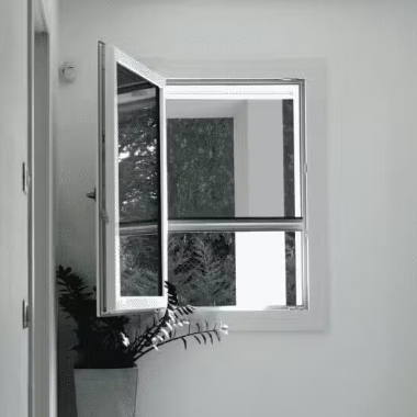 Moustiquaire installée sur une fenêtre