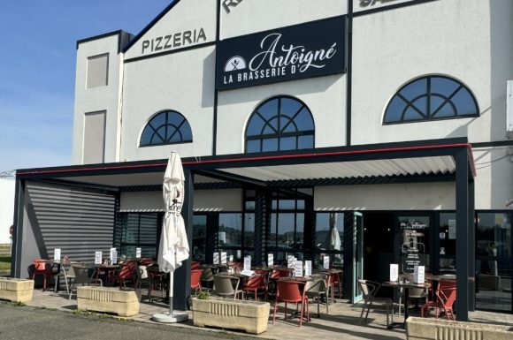 Réalisation pergola pour la Brasserie d'Antoigné à Saint-Jamme-sur-Sarthe