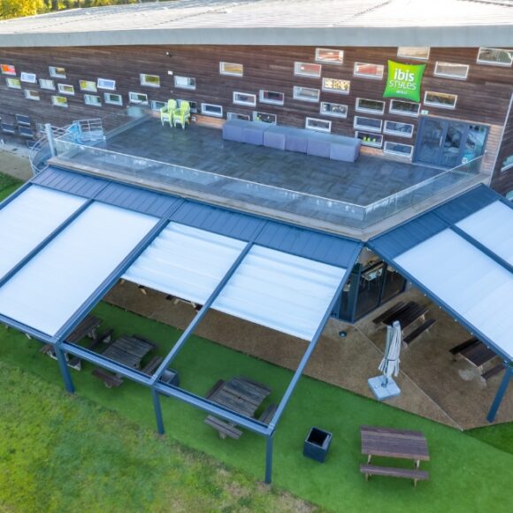 Réalisation pergola toile pour Ibis Styles à Ruaudin