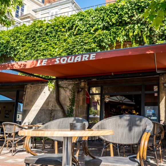 Réalisation stores banne au Café Square au Mans