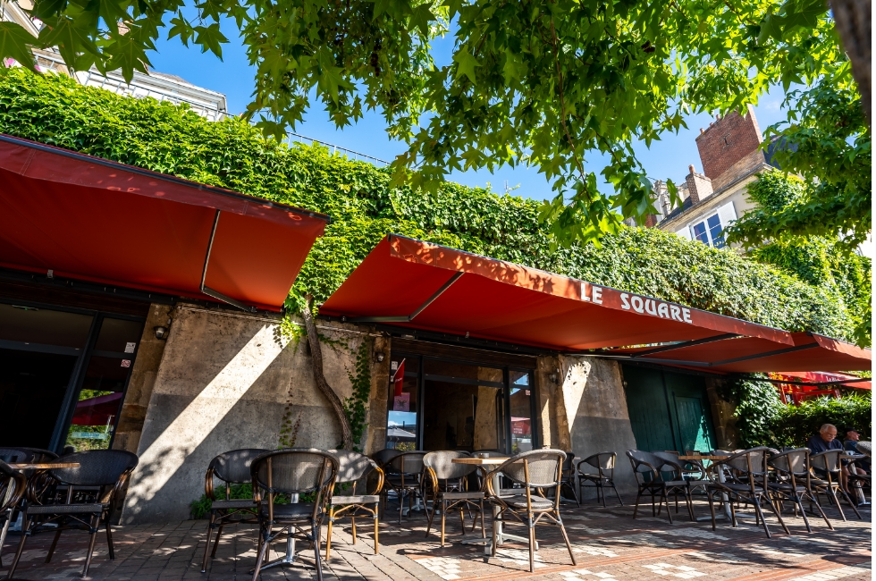 Réalisation stores banne au Café Square au Mans