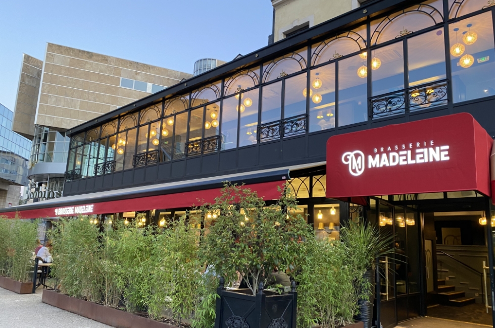 Réalisation stores corbeille pour la Brasserie Madeleine au Mans