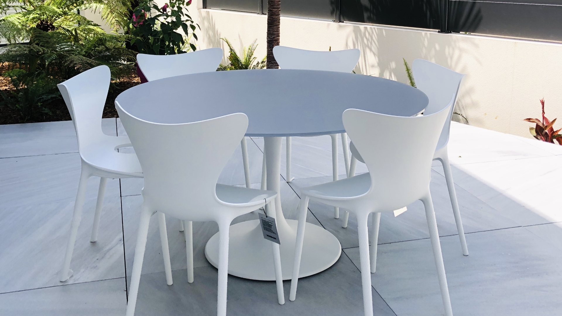 Mobilier table de jardin blanche moderne Linconyl