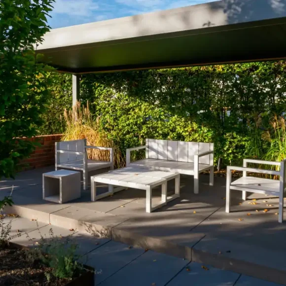 Pergola couverte et arborée